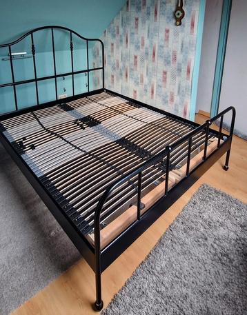 Stalen bed beschikbaar voor biedingen