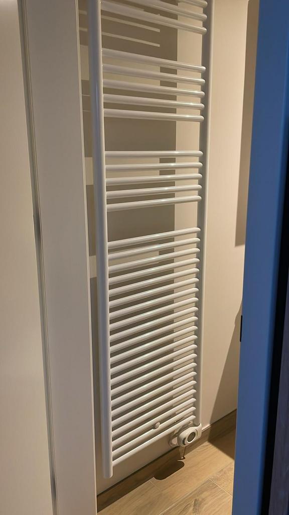 Nieuwe Badkamer verwarming - nog in gesloten doos, Doe-het-zelf en Bouw, Verwarming en Radiatoren, Nieuw, Radiator, 800 watt of meer