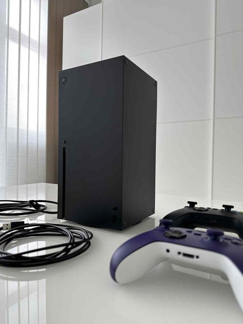 Xbox Series X + 2 manettes + accessoires + jeu, Games en Spelcomputers, Spelcomputers | Xbox Series X en S, Zo goed als nieuw