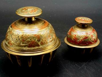 Twee Indische olifantenklauwbelletjes beschikbaar voor biedingen