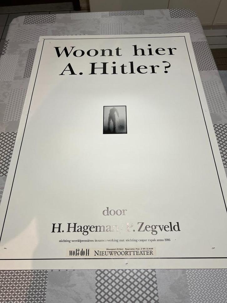 Vintage Poster Woont hier A. Hitler? door H. Hageman / P. Ze, Verzamelen, Posters, Zo goed als nieuw, Reclame, Deurposter of groter