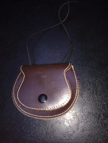 Pochette porte monnaie de ceinture ou de cou en cuir 