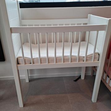 Wit babybedje/ledikant met matras en aerosleep hoes beschikbaar voor biedingen