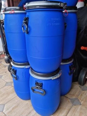 Blauwe vaten,tonnen van 30 L met deksel en klemring