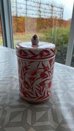 Stenen pot met rood bloemenmotief, Ophalen