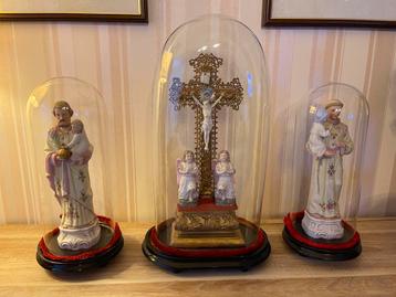 Set van drie antieke, religieuze globes beschikbaar voor biedingen