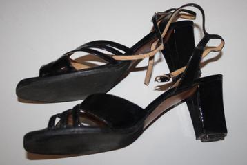 Zwarte sandalen beschikbaar voor biedingen