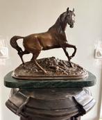 Bronzen paard op marmeren voet - J. P. Mene, Enlèvement, Bronze