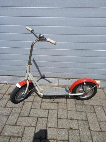 Oude kinderstep beschikbaar voor biedingen