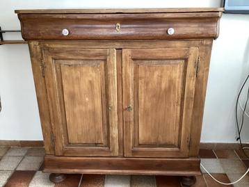 Mooie antieke kast beschikbaar voor biedingen
