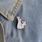Seksende witte konijnen pin - 33 x 24 mm, Nieuw, Ophalen of Verzenden, Speldje of Pin