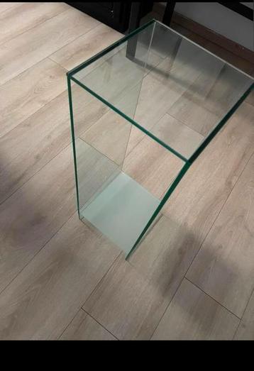 Moderne Glazen Bijzettafel / Sokkel beschikbaar voor biedingen