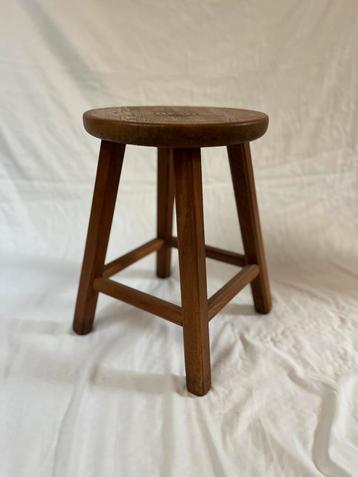Vintage houten krukje beschikbaar voor biedingen