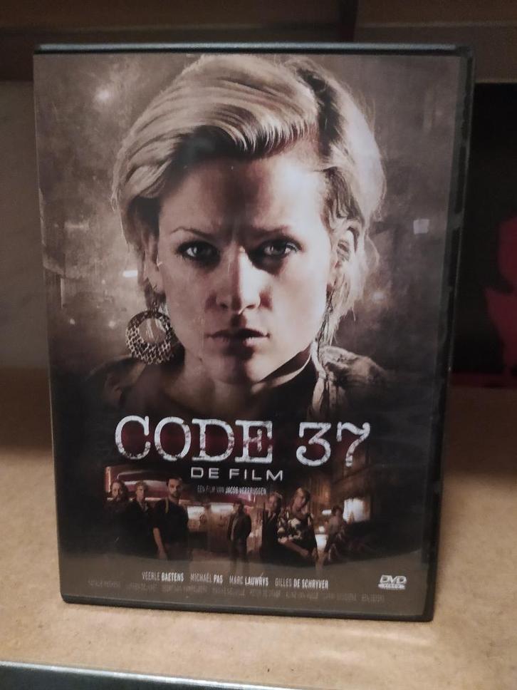 Code 37 - Seizoen 1 t/m 3 + de film, CD & DVD, DVD | TV & Séries télévisées, Comme neuf, Autres genres, À partir de 16 ans, Enlèvement ou Envoi