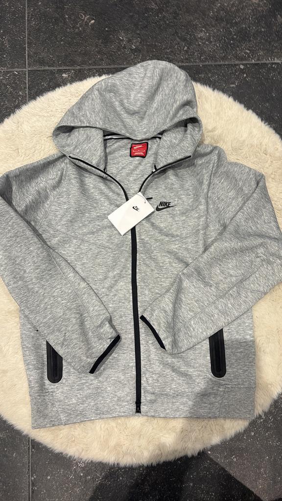 Nike Tech grijze set - maat M - Nieuw met label, Kleding | Heren, Heren-kledingpakketten, Zo goed als nieuw, Ophalen of Verzenden