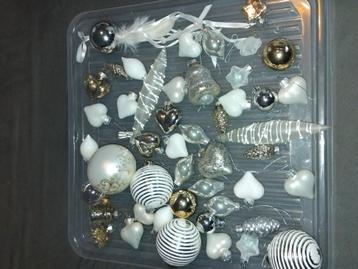 Set van 48 kerstballen wit - zilver en een vleugje goud beschikbaar voor biedingen