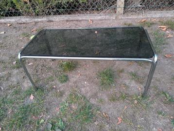 Prachtige vintage chroombuizen salontafel met fumeé glas beschikbaar voor biedingen