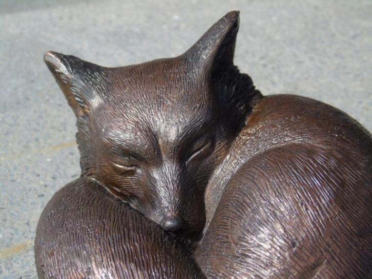 Bronzen vossenbeeld in een slaapbal..., Tuin en Terras, Tuinwanddecoratie, Nieuw, Ophalen
