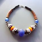 Collier court africain bleu et miel verre du Ghana, os batik, Bijoux, Sacs & Beauté, Enlèvement ou Envoi, Neuf, Bleu, Autres matériaux