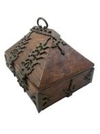 Indiase houten kist — oud handgemaakt werk uit Kerala, Antiek en Kunst, Ophalen of Verzenden