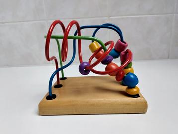 Drie spiralen met parels op houten steun. beschikbaar voor biedingen