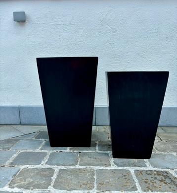 2 moderne zwarte plantenbakken voor binnen/buiten beschikbaar voor biedingen