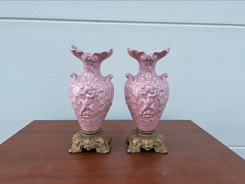 Ensemble de Vases Putti en Porcelaine sur Bases en Bronze, Antiquités & Art, Antiquités | Vases, Enlèvement ou Envoi