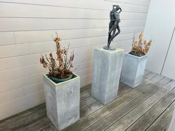Bloempotten + stolp + beeld beschikbaar voor biedingen