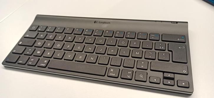 Logitech Bluetooth Tablet Keyboard + stand (nieuw)., Computers en Software, Toetsenborden, Nieuw, Azerty, Draadloos, Ophalen of Verzenden