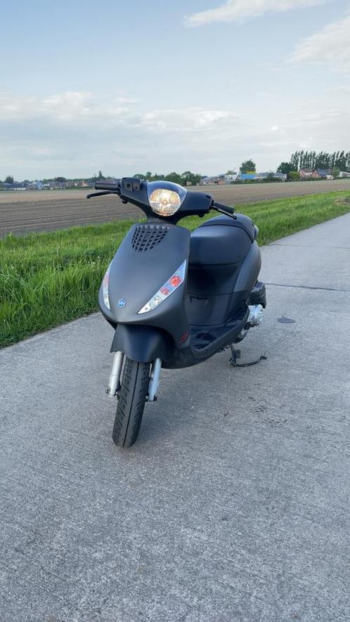 Piaggio Zip 4T Iget injectie – slechts 2100 km!, Fietsen en Brommers, Scooters | Piaggio, Zo goed als nieuw, Zip, Klasse B (45 km/u)