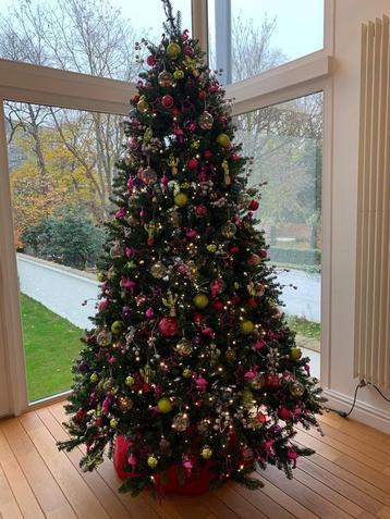 Kunststoffen kerstboom beschikbaar voor biedingen