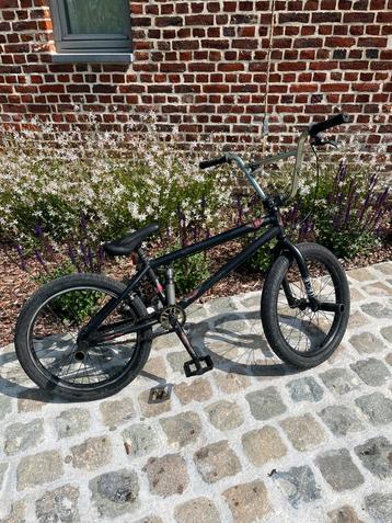Een zwarte bmx mer goude tinten beschikbaar voor biedingen