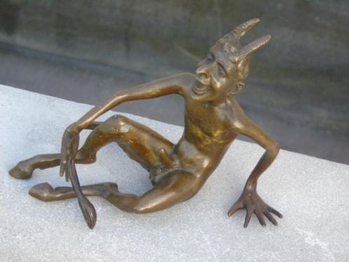 Duivel of imp zittend in brons gesigneerd., Antiek en Kunst, Antiek | Brons en Koper, Brons, Ophalen