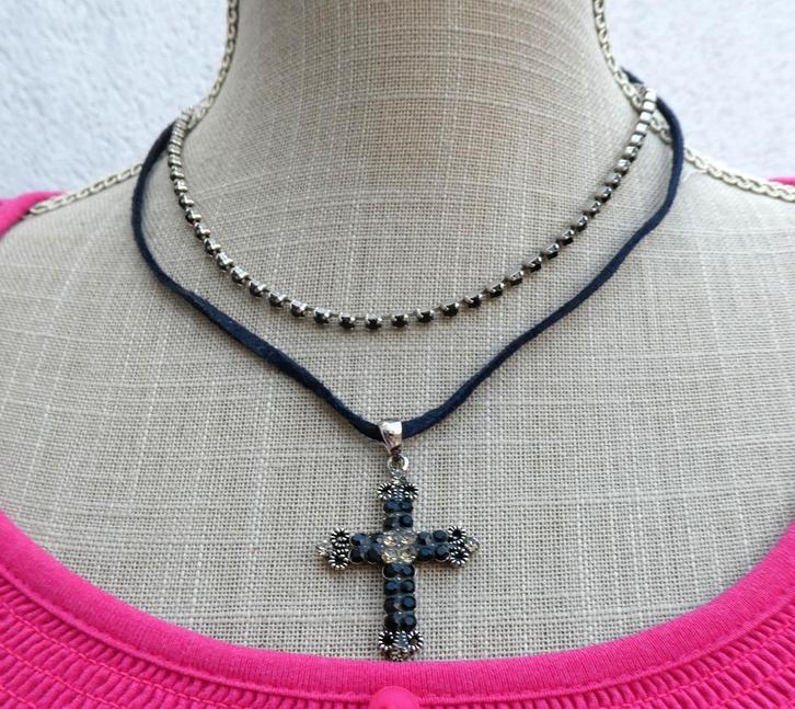 Lot de 2 jolis colliers Vintage, Bijoux, Sacs & Beauté, Colliers, Comme neuf, Argent, Noir, Enlèvement ou Envoi