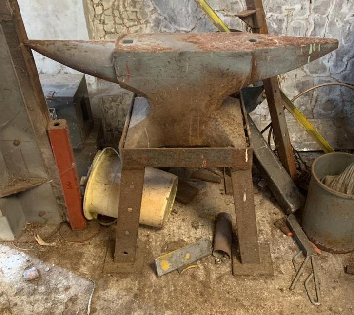 Massief smeedaambeeld met stalen bok – in goede staat, Doe-het-zelf en Bouw, Metalen, Gebruikt, IJzer, Ophalen