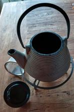 Theepot gietijzer met warmhouder, Ophalen, Zo goed als nieuw