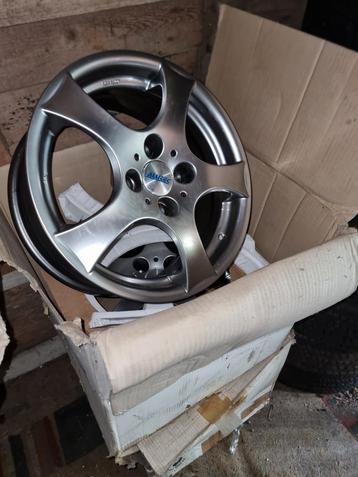 Gloednieuwe 15" aluminium velgen 4 x 114.3 beschikbaar voor biedingen