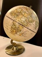 Wereldkaart met een kleine terrestrische wereldbol, Ophalen of Verzenden