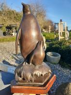 BRONS GESIGNEERD OP EEN SOKKEL (de pinguïn en zijn welp)., Antiek en Kunst, Ophalen of Verzenden, Brons