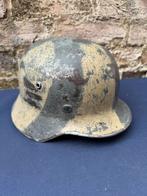 Originele WW2 Duitse helm M35 met camouflagepatroon orginal, Verzamelen, Ophalen of Verzenden, Landmacht