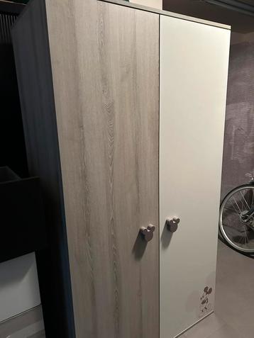 Kleerkast en commode beschikbaar voor biedingen
