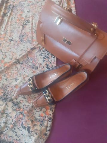 Schoenen Voltan met bijpassende handtas beschikbaar voor biedingen