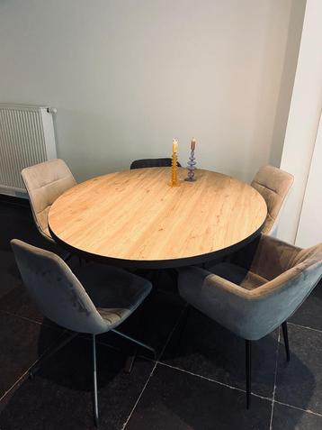 Ovale/ronde eettafel  beschikbaar voor biedingen
