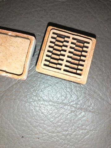 Handgemaakte houder met deksel voor 16 micro SD-kaarten beschikbaar voor biedingen