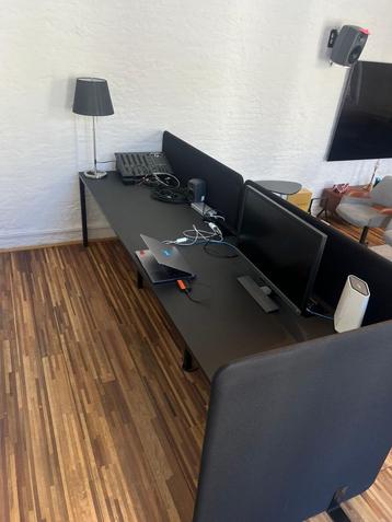 Zwart modern kantoorbureau met kabelgaten beschikbaar voor biedingen