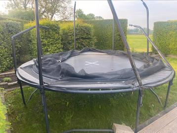 Grote trampoline, net kapot door onweer