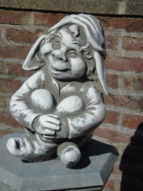 Standbeeld van een trol, zittende kabouter in gepatineerde s, Tuin en Terras, Tuinbeelden, Nieuw, Overige typen, Steen, Ophalen