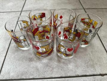 drinkglazen met figuren uit het kaartspel beschikbaar voor biedingen
