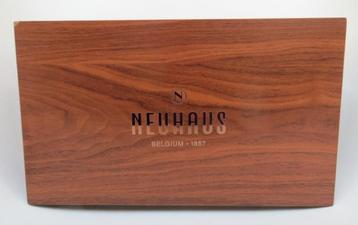 Neuhaus houten hosting box beschikbaar voor biedingen
