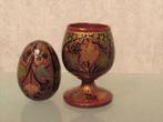 Russisch kleurrijke houten ei met sokkel., Antiek en Kunst, Curiosa en Brocante, Ophalen of Verzenden